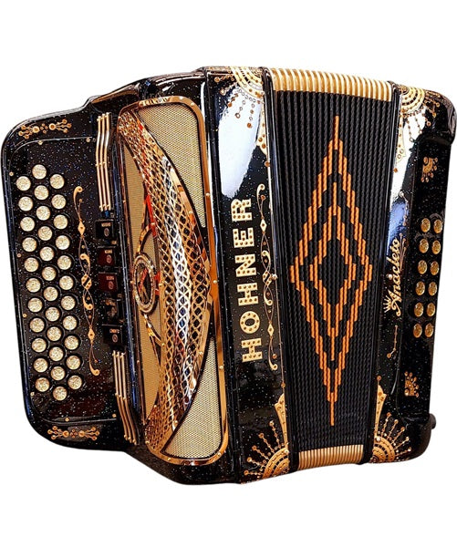 Exclusiva en Veerkamp Online Hohner Acordeón Diatónico Fa-Sib-Mib Negro Brillante A9700-FBBEB-BKSP con Estuche, Anacleto ''Norteño''