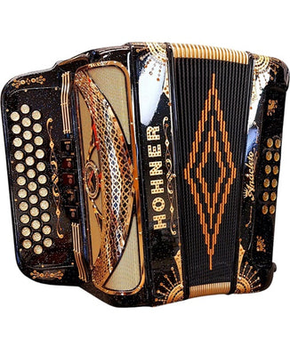 “Exclusiva en Veerkamp Online” Hohner Acordeón Diatónico Fa-Sib-Mib Negro Brillante A9700-FBBEB-BKSP con Estuche, Anacleto ''Norteño''