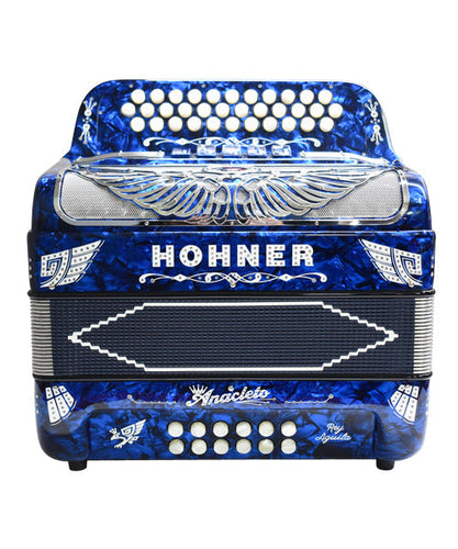 “Exclusiva en Veerkamp Online” Hohner Acordeón Diatónico Anacleto Fa-Sib-Mib Azul Aperlado con Estuche A9730-FBBEB-BU 