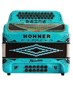 “Exclusiva en Veerkamp Online” Hohner Acordeón Diatónico Anacleto Fa, Si Bemol, Mi Bemol Aqua Con Estuche A9700-FBBEB-AQBU Norteño
