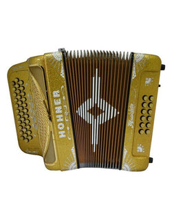 “Exclusiva en Veerkamp Online” Hohner Acordeón Diatónico Anacleto Fa-Sib-Mib Dorado con Estuche A9700-FBBEB-HLDG "Norteño"