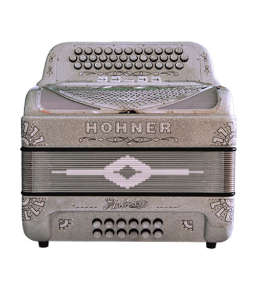 “Exclusiva en Veerkamp Online” Hohner Acordeón Diatónico Anacleto Plata Con Estuche Fa, Si Bemol, Mi Bemol, A9700-FBBEB-SF Norteño