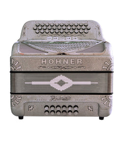 “Exclusiva en Veerkamp Online” Hohner Acordeón Diatónico Anacleto Plata Con Estuche Fa, Si Bemol, Mi Bemol, A9700-FBBEB-SF Norteño