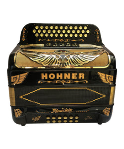 “Exclusiva en Veerkamp Online” Hohner Acordeón Diatónico Anacleto Fa-Sib-Mib Negro con Estuche A9730-FBBEB-BK "Rey Aguila III"