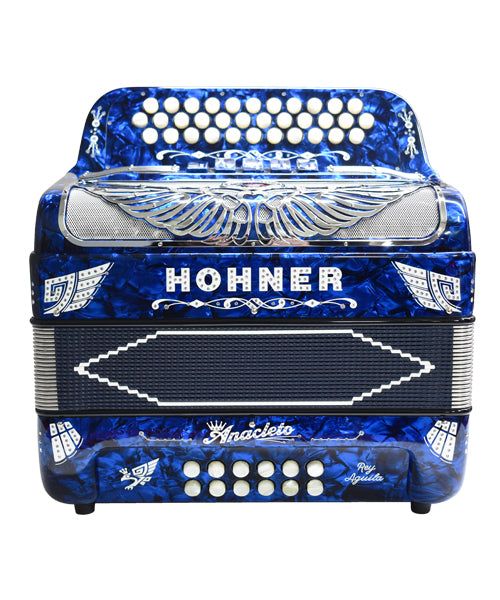 “Exclusiva en Veerkamp Online” Hohner Acordeón Diatónico Anacleto Fa-Sib-Mib Azul Aperlado con Estuche A9730-FBBEB-BU "Rey Aguila III"