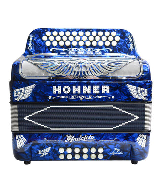 “Exclusiva en Veerkamp Online” Hohner Acordeón Diatónico Anacleto Fa-Sib-Mib Azul Aperlado con Estuche A9730-FBBEB-BU 