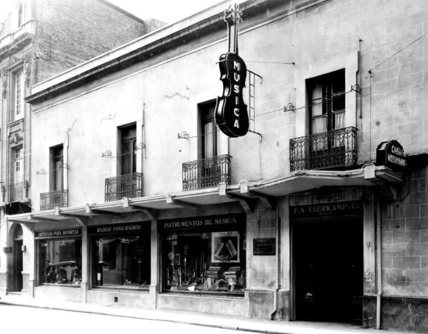 Fachada de la tienda Mesones 1930